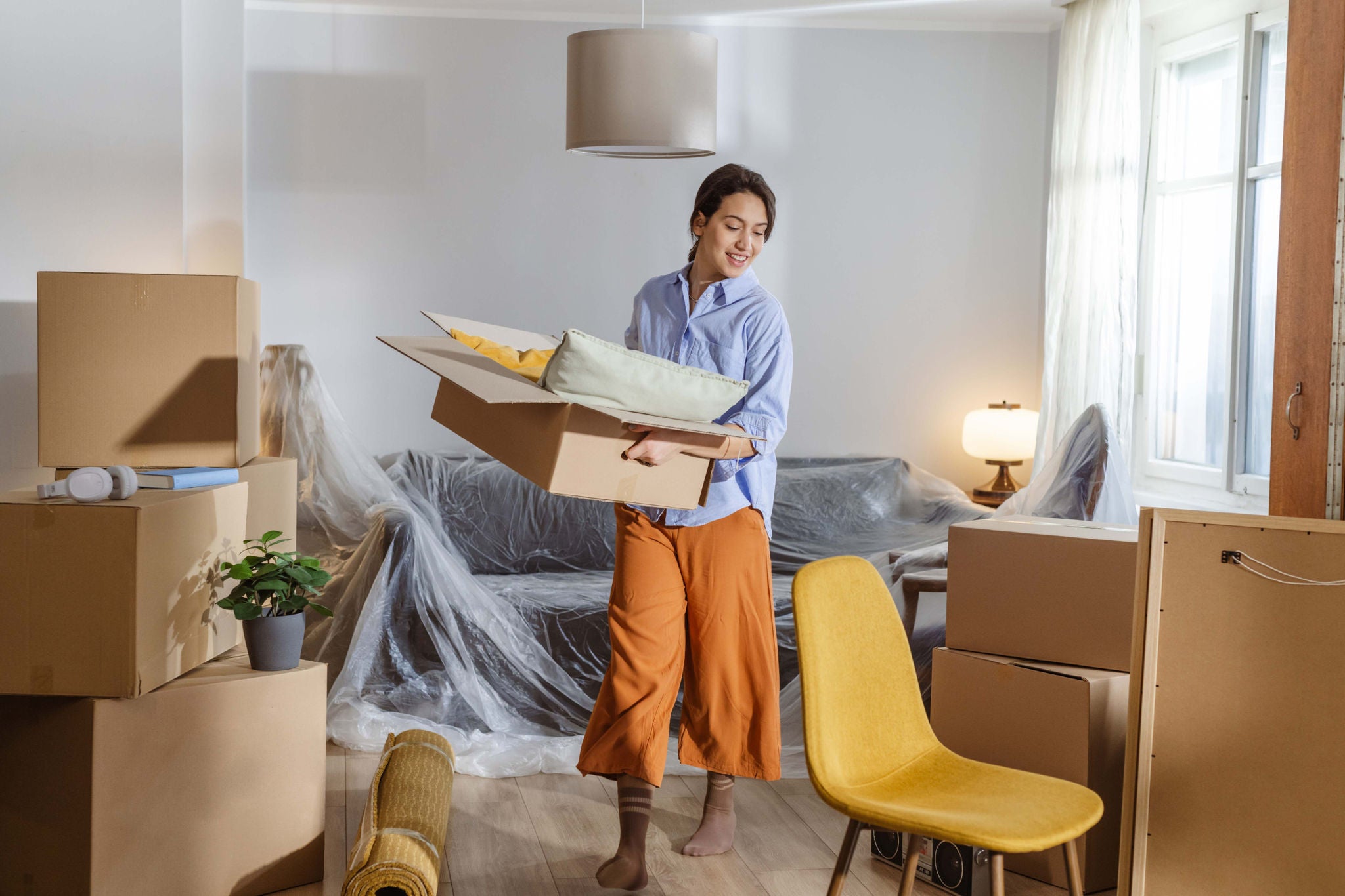 Vrata in close up ključa v vratih, kar simbolizira nakup novega doma.