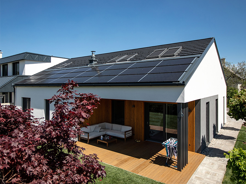 Zakaj je investicija v energetsko rešitev s hibridno sončno elektrarno letos ugodnejša kot kadarkoli?