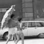 Sproščena kopalca na ulici v Piranu. 1975, foto: Nace Bizilj, hrani: MNZS